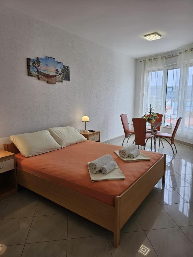 Apartmani Barnjak トロギール エクステリア 写真